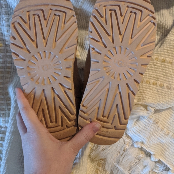 Amber light UGGs - Picture 5 of 5